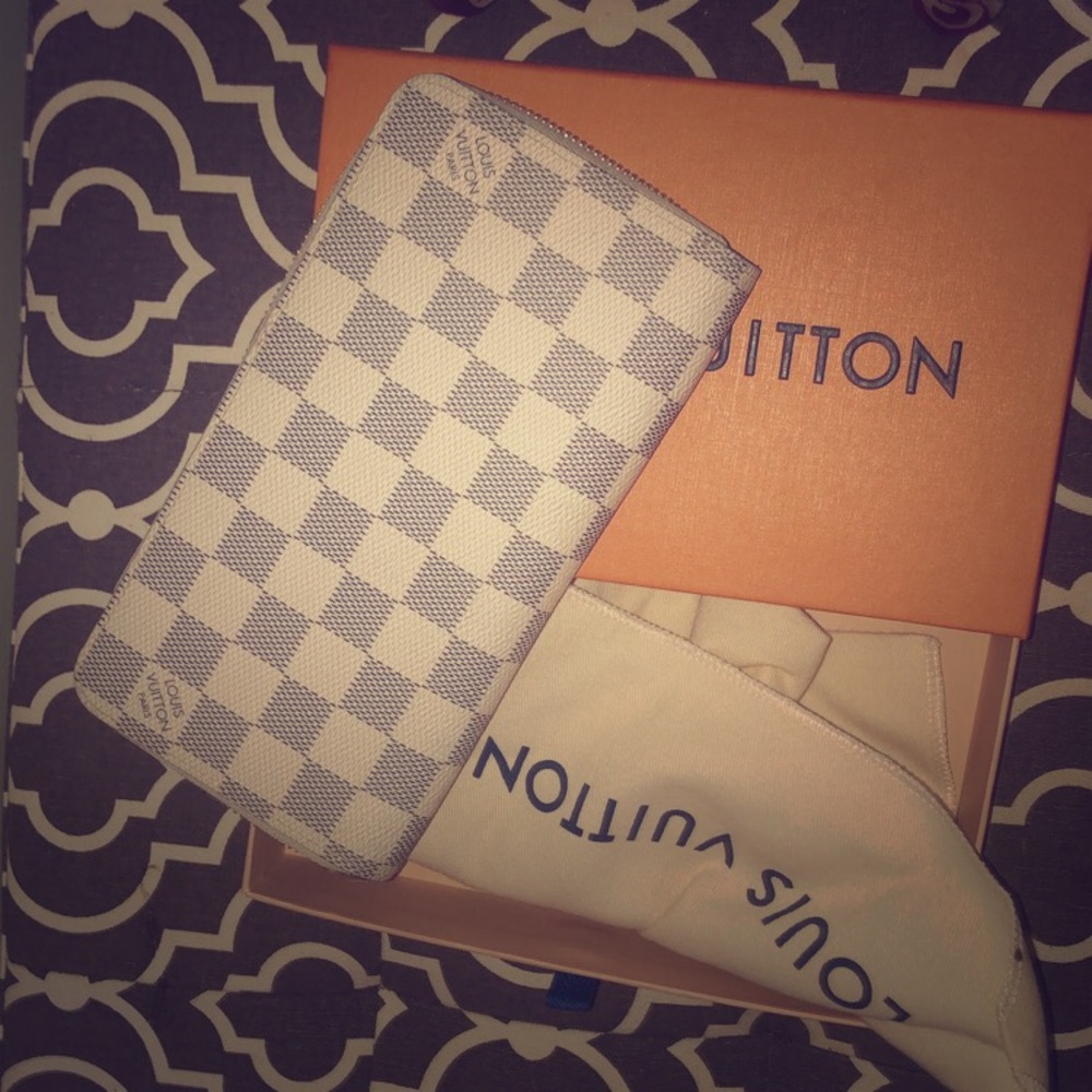 Louis Vuitton zippy wallet